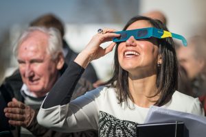 Bezpečné pozorování zatmění Slunce. Foto: ESO/L. Calçada.