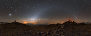 Oblouk zvířetníkového světla a mostu na dokonale tmavé obloze nad observatoří ESO La Silla v Chile. Foto: Petr Horálek.