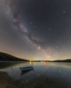 Maximum meteorického roje Lyridy v roce 2020 nad Sečskou přehradou. Foto: Petr Horálek.
