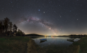 Maximum meteorického roje Lyridy v roce 2020 nad Sečskou přehradou. Foto: Petr Horálek.