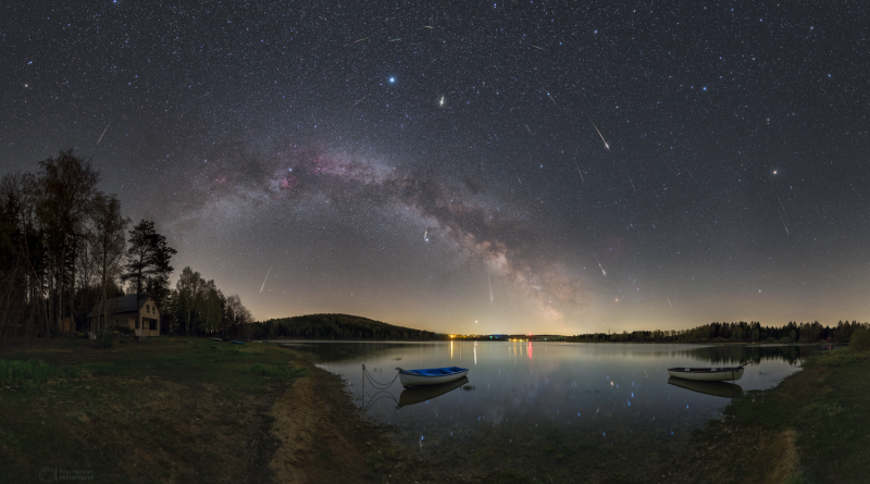 Maximum meteorického roje Lyridy v roce 2020 nad Sečskou přehradou. Foto: Petr Horálek.