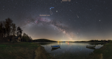 Maximum meteorického roje Lyridy v roce 2020 nad Sečskou přehradou s vyznačeným souhvězdím Lyry, hvězdou Vega a radiantem roje. Foto: Petr Horálek.