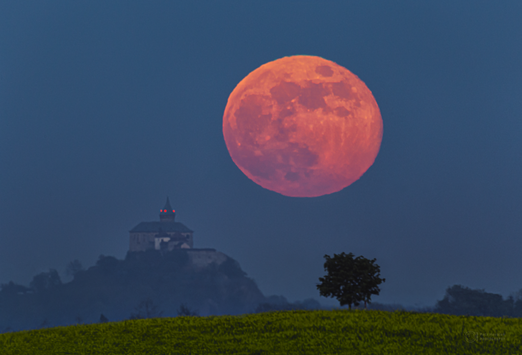 Východ květnového úplňku za Kunětickou horou u Pardubic. Foto: Petr Horálek.