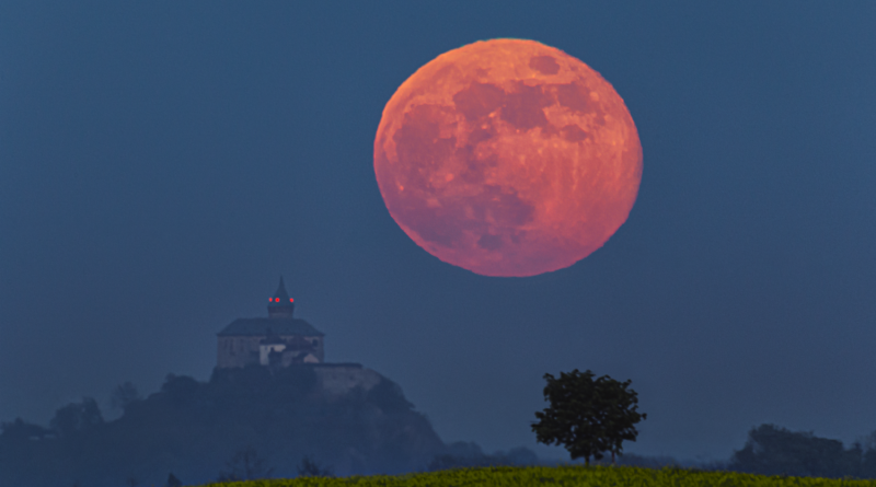 Východ květnového úplňku za Kunětickou horou u Pardubic. Foto: Petr Horálek.