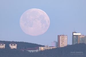 Pokud se chystáte vyfotografovat vycházející či zapadající Měsíc, je jedno, zda daný úplněk bude „super“ či nikoli. Každý úplněk je totiž příležitostí k zajímavému úlovku. Na tomto snímku je zapadající březnový úplněk nad siluetou Brna. Foto: Pavel Gabzdyl.