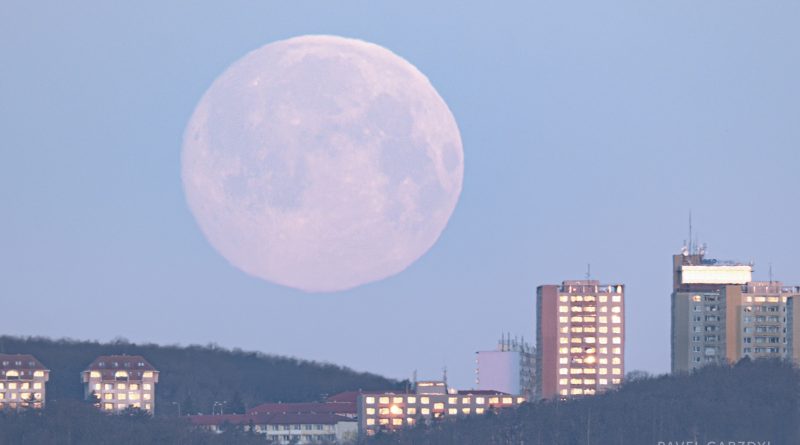 Pokud se chystáte vyfotografovat vycházející či zapadající Měsíc, je jedno, zda daný úplněk bude „super“ či nikoli. Každý úplněk je totiž příležitostí k zajímavému úlovku. Na tomto snímku je zapadající březnový úplněk nad siluetou Brna. Foto: Pavel Gabzdyl.