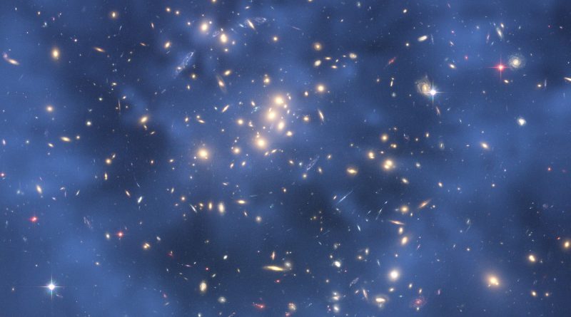 Přes snímek z Hubbleova kosmického dalekohledu byl vložen modrý obraz naměřeného prstencového rozložení Skryté hmoty kolem středu kupy galaxií CL0024+17. Kredit: NASA, ESA, M.J. Jee a H. Ford (Johns Hopkins University).