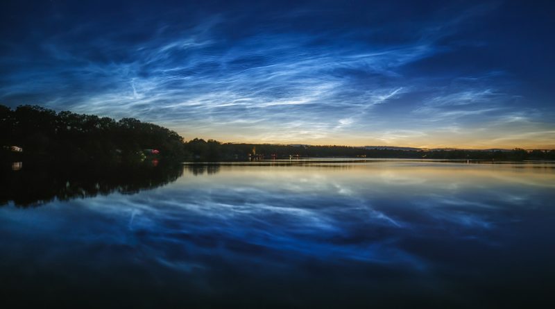 Noční svítící oblaky 5. července 2020 nad rybníkem Hrádek. Foto: Petr Horálek.