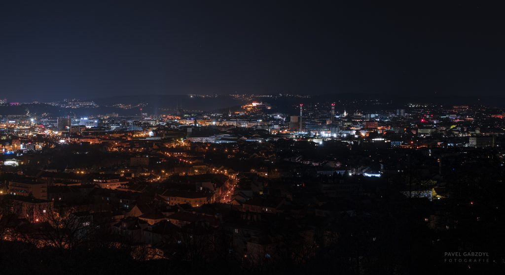 Porovnání: Brno před vypnutím osvětlení (vlevo) a při vypnutém městském osvětlení (vpravo). Foto: Pavel Gabzdyl, HaP Brno.