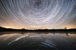 Stopy hviezd a svetelné znečistenie. Foto: Tomáš Slovinský.