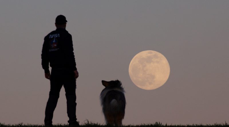 Velký Měsíc nad obzorem. Foto: Tomáš Slovinský.