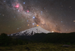 Fotografia "Južný kríž nad čilským vulkánom" bola 25. januára Snímkou dňa NASA. Autor: Tomáš Slovinský.