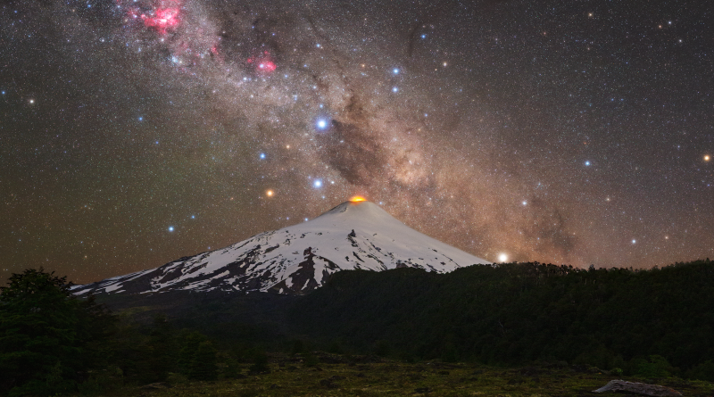 Fotografia "Južný kríž nad čilským vulkánom" bola 25. januára Snímkou dňa NASA. Autor: Tomáš Slovinský.