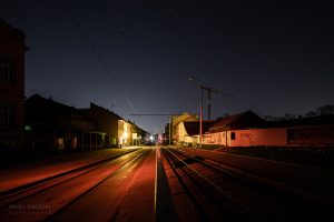 Křižovatka ulic Táborská, Jamborová, Líšeňská a Bělohorská je zpravidla zalita pouličním světlem. V pátek 9. dubna po půlnoci ovšem byla tato ulice osvětlena jen semaforem a vzdálenými poutači. Na nebi tak byla patrná i otevřená hvězdokupa Jesličky v souhvězdí Raka. Foto: Pavel Gabzdyl, HaP Brno.