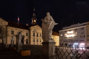 Nová radnice v Brně v samotném centru města při vypnutém pouličním osvětlení. Náměstí osvětlují četné světelné nápisy. Foto: Pavel Gabzdyl, HaP Brno.