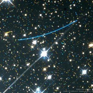 Dlouhé expozice odhalují pohyby asteroidů na hvězdném pozadí. Credit: NASA, ESA, Hubble; R. Evans & K. Stapelfeldt (JPL).