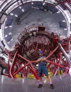 T. Slovinský pred obrím teleskopom, 10,4 m teleskop Gran Telescopio Canarias, La Palma, Kanárske ostrovy. Foto: archív T. Slovinský