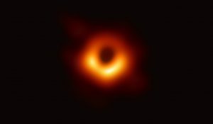 Slavný snímek stínu černé díry v galaxii M87. Fyzikové v Opavy se zabývají i toutou známou černou dírou. Foto: EHT Collaboration, ESO.