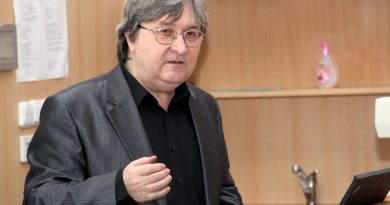 Nepropásněte unikátní fotografickou výstavu prof. Zdeňka Stuchlíka Profesor Zdeněk Stuchlík během své přednášky na opavské univerzitě. Foto: SLU.