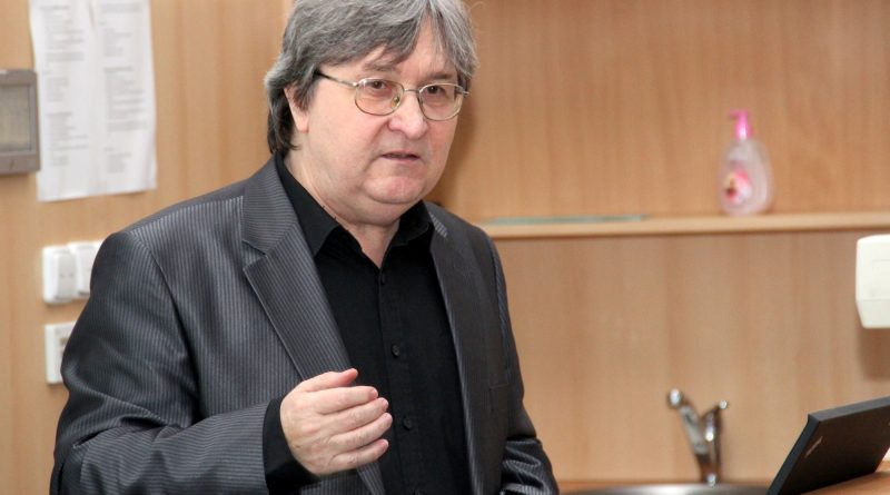 Profesor Zdeněk Stuchlík během své přednášky na opavské univerzitě. Foto: SLU.