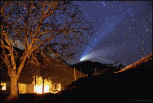 Kométa Hale-Bopp z pohoria Alborz, Irán, marec 1997. Foto: B. Tafreshi