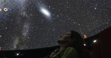 Tradiční noc vědců 24. září proběhne také v Opavě. Užijete si vesmír v Unisféře a mnoho dalšího! Projekce vesmíru v Unisféře. Foto: A. Hofer/FÚ v Opavě.