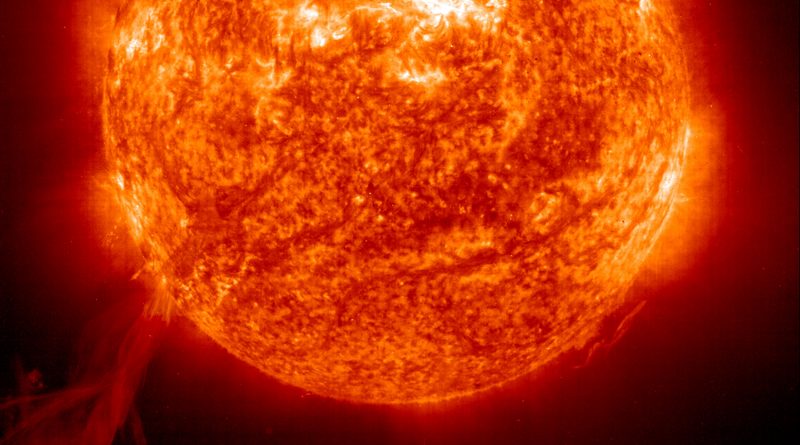 Slunce a sluneční protuberance. Foto: SOHO, NASA/ESA.