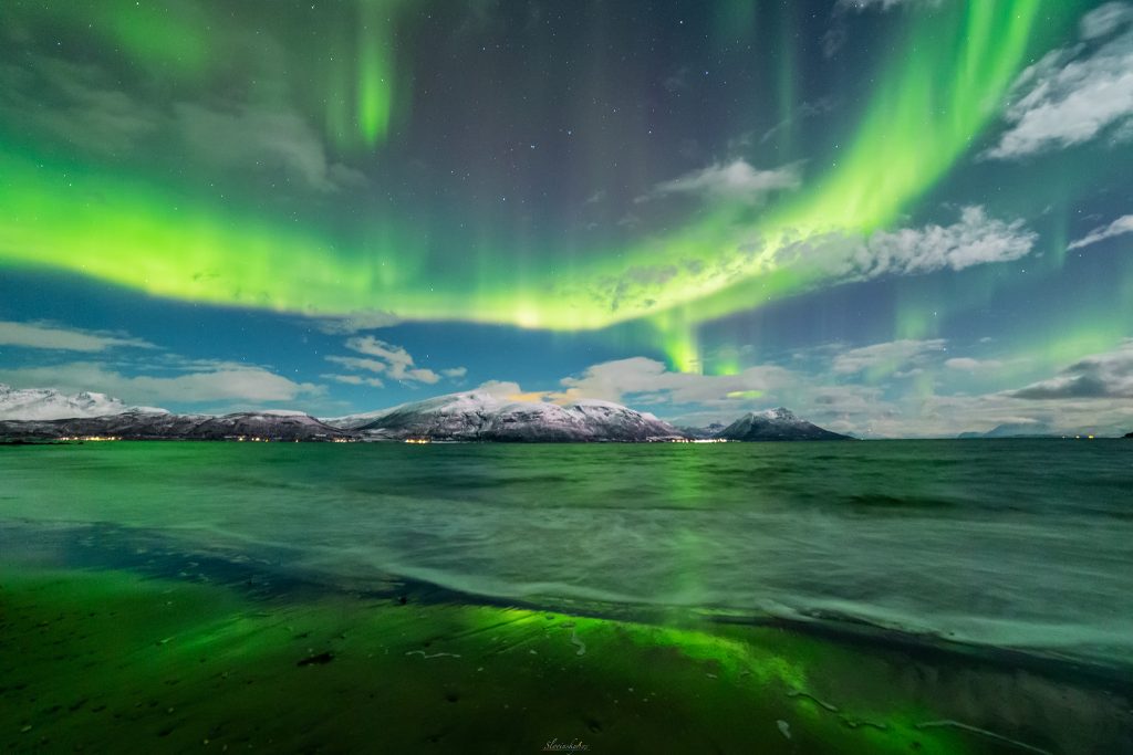 Jasná polární záře v Tromsø. Foto: Tomáš Slovinský.