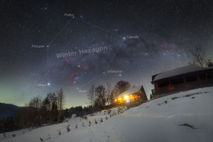 Bezměsíčné sváteční noci nabízejí pohled k zimnímu šestiúhelníku. Foto: Petr Horálek.