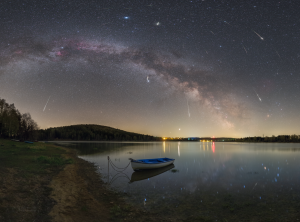 Meteorický roj Lyrid v roce 2020 nad Sečskou přehradou. Foto: Petr Horálek.