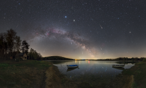 Meteorický roj Lyrid v roce 2020 nad Sečskou přehradou. Foto: Petr Horálek.