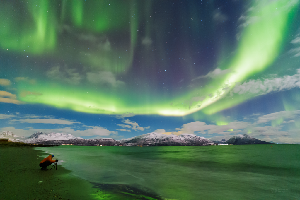 Polární záře v Tromsø 27. října 2021 vznikla jen díky slunečnímu větru bez vlivu nějaké silnější erupce na Slunci. Foto: Petr Horálek.