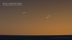 Výhled k planetě Merkur u hvězdokupy Plejády 29. dubna 2022 nízko nad západo-seveorzápadním obzorem. Nedaleko také uvidíme hvězdokupu Hyády (ve tvaru písmena „V“) s jasnou načervenalou hvězdou Alderbaran. Zdroj: P. Horálek/FÚ v Opavě/Stellarium.