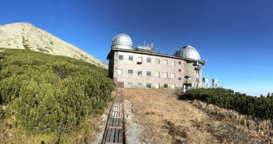 Prvá fáza opráv na observatóriu na Skalnatom plese bola ukončená Panoramatická snímka z dnešného dopoludňajšieho odovzdávania diela. Foto: Peter Gömöry