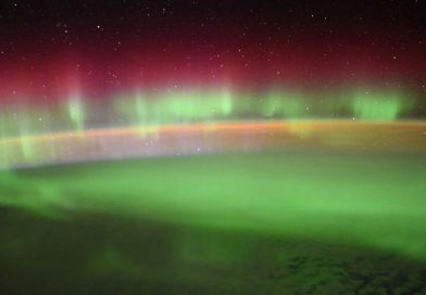Polární záře nad zemským povrchem při pohledu z paluby Mezinárodní kosmické stanice ISS. Nejčastější červený a zelený odstín způsobuje emise kyslíku. Foto: NASA/ISS.