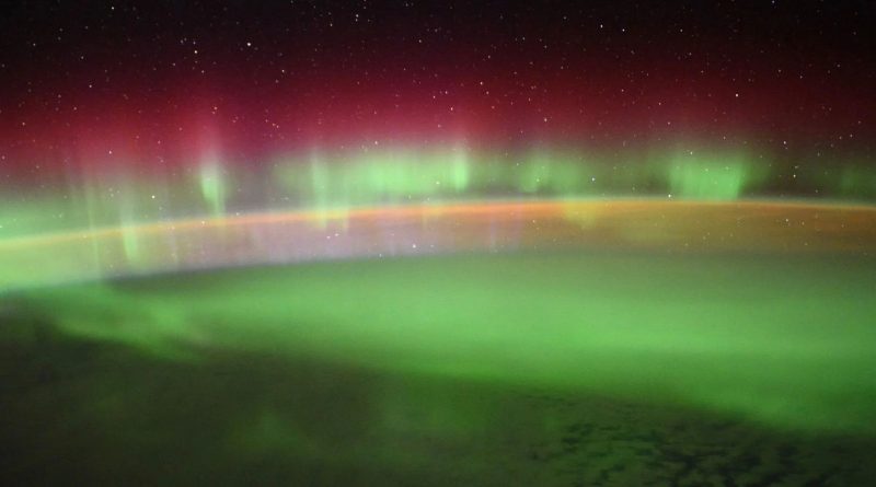 Polární záře nad zemským povrchem při pohledu z paluby Mezinárodní kosmické stanice ISS. Nejčastější červený a zelený odstín způsobuje emise kyslíku. Foto: NASA/ISS.