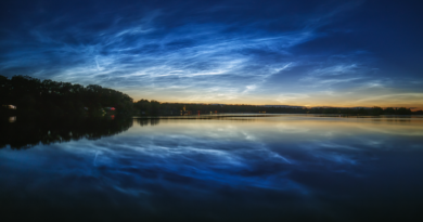 Noční svítící oblaky nad hladinou rybníku Hrádek z 5. července 2020. Nejčastěji se noční svítící oblaka (zkráceně NLC) vyskytují na severní polokouli v týdnech okolo letního slunovratu. Foto: Petr Horálek/FÚ v Opavě.