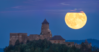 Slovenský hrad s Měsícem jako snímek dne NASA Ľubovňanský úplněk. Foto: Petr Horálek/Fyzikální ústav v Opavě.
