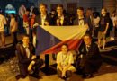 Čeští studenti po vyhlášení výsledků 15. IOAA. Zleva: Šimon Bláha, Jiří Kohl, Tomáš Patsch, Daniel Čtvrtečka a David Bálek. O český tým se starala místní průvodkyně Lizi Jobava (dole uprostřed). Foto: FÚ v Opavě.