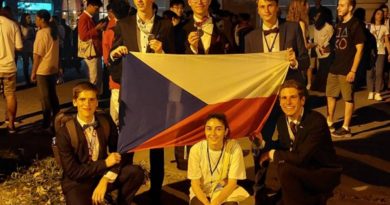 Řešením 15. Mezinárodní olympiády v astronomii a astrofyzice je 42! Čeští studenti po vyhlášení výsledků 15. IOAA. Zleva: Šimon Bláha, Jiří Kohl, Tomáš Patsch, Daniel Čtvrtečka a David Bálek. O český tým se starala místní průvodkyně Lizi Jobava (dole uprostřed). Foto: FÚ v Opavě.