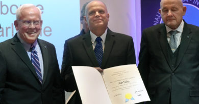 Slovensko má nového riadneho člena Medzinárodnej astronautickej akadémie Prezident IAA John Schumacher (vľavo) a viceprezident pre vedu Marius Ioan Piso pri uvádzacej ceremónii. Foto: IAA.