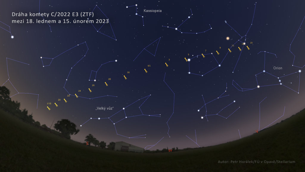Pohyb komety C/2022 E3 ZTF mezi hvězdami mezi 18. lednem a 15. únorem 2023. Vyznačena jsou i nejvýraznější uskupení – asterismus „Velký vůz“ a souhvězdí Kassiopeii a Orionu. Kometa bude pozorovatelná převážné nad severním obzorem. Zdroj: Petr Horálek/FÚ v Opavě/Stellarium.