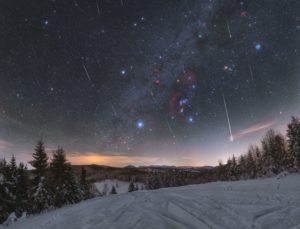 Maximum meteorického roje Kvadrantidy v lednu roku 2020 nad Oravskou Lesnou na Slovensku. Foto: Petr Horálek.