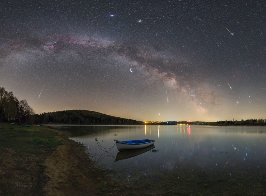 Maximum meteorického roje Lyridy nad Sečskou přehradou v dubnu 2020. Foto: Petr Horálek/Fyzikální ústav v Opavě.