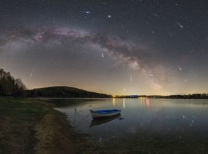 Maximum meteorického roje Lyridy nad Sečskou přehradou v dubnu 2020. Foto: Petr Horálek/Fyzikální ústav v Opavě.