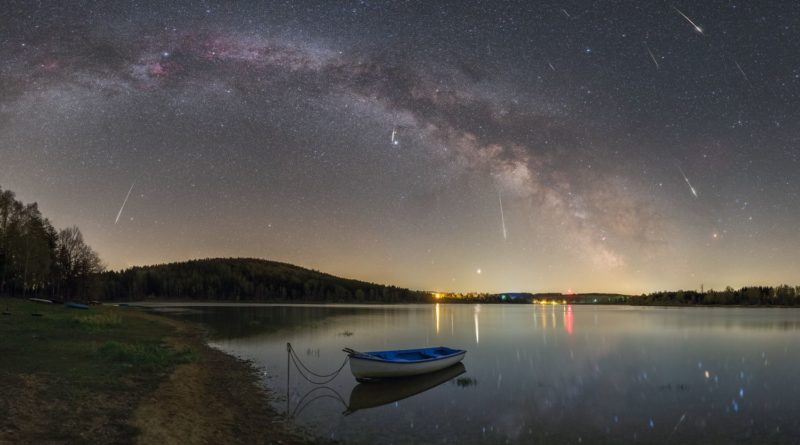 Maximum meteorického roje Lyridy nad Sečskou přehradou v dubnu 2020. Foto: Petr Horálek/Fyzikální ústav v Opavě.