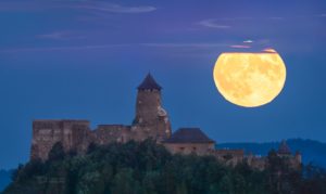 „Superúplněk“ vychází za slovenským Ľubovnianském hradem, památkou UNESCO, v červenci 2022. Foto: Petr Horálek/FÚ v Opavě.