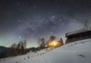 Zimní Mléčná dráha za bezměsíčné noci na Flajšové nedaleko slovenské Oravské Lesné. Zimní obloha je bohatá na jasné hvězdy, hvězdokupy i mlhoviny. Letos si je možné „klenoty“ zimní noční oblohy prohlížet během vánočních svátků, neboť novoluní nastane 3 minuty před Štědrým dnem. Je ale potřeba být daleko od měst a výrazných zdrojů světelného znečištění. Foto: Petr Horálek.