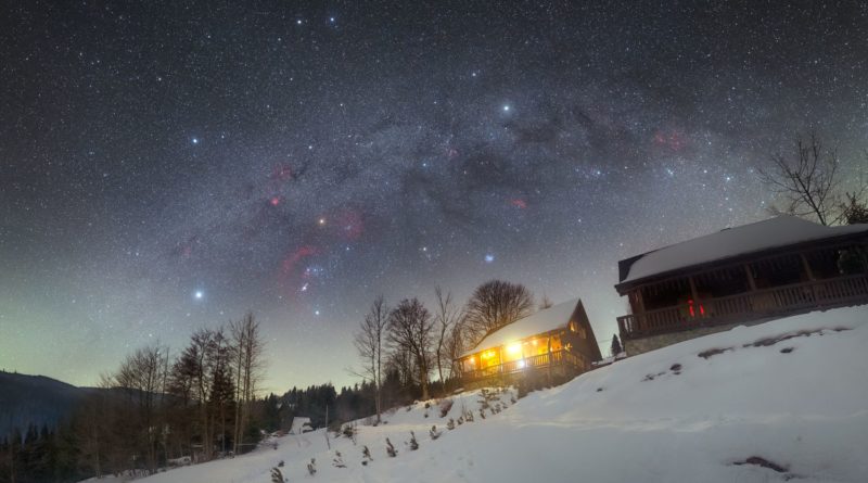 Zimní Mléčná dráha za bezměsíčné noci na Flajšové nedaleko slovenské Oravské Lesné. Zimní obloha je bohatá na jasné hvězdy, hvězdokupy i mlhoviny. Letos si je možné „klenoty“ zimní noční oblohy prohlížet během vánočních svátků, neboť novoluní nastane 3 minuty před Štědrým dnem. Je ale potřeba být daleko od měst a výrazných zdrojů světelného znečištění. Foto: Petr Horálek.