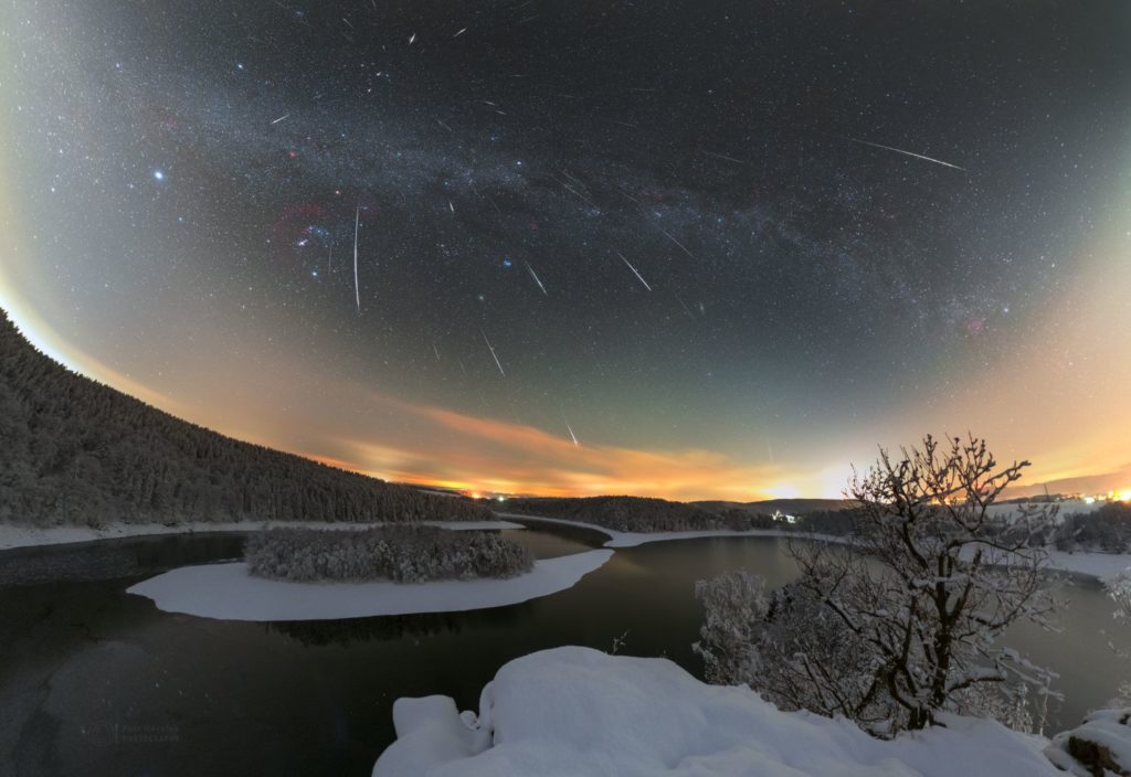 Maximum meteorického roje Geminid v roce 2018 nad Sečskou přehradou.Foto: Petr Horálek.